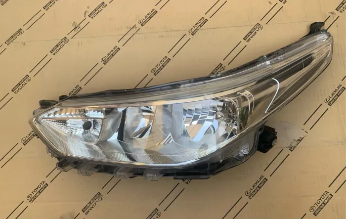 Farol Yaris cromado (manual)