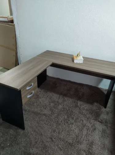 Mesa de escritório em L com gavetas - Nova