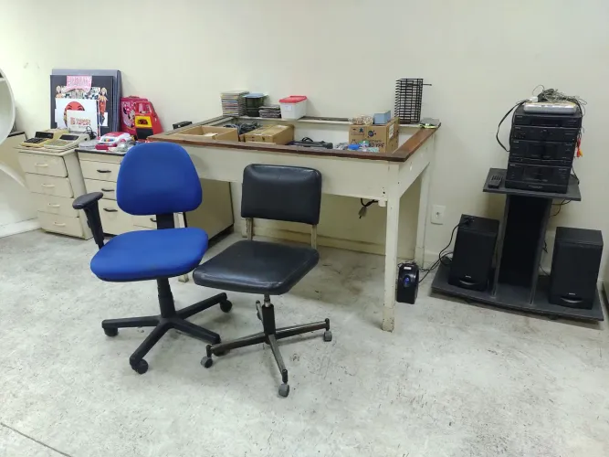 Mesas e Racks para escritório e residencia, madeira ou mdf, bom estado. E outros.