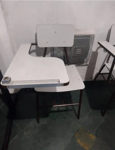 Cadeira Universitária Escolar com prancheta