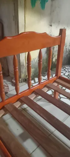 Cama de madeira