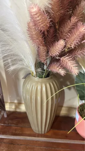 Vaso decorativo com flores artificiais