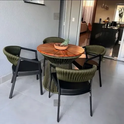 CONJUNTO MESA COM TAMPO DE MADEIRA FORMATO PIZZA E 4 CADEIRAS DE TRICÔ NÁUTICO COM ASSENTO
