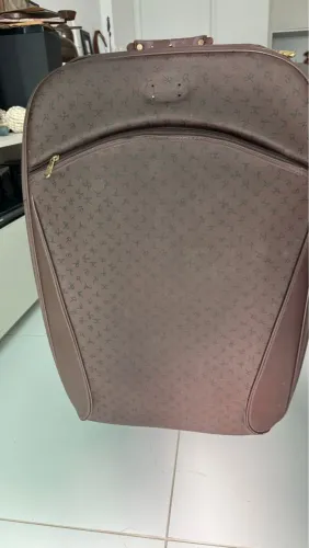 Mala de viagem marrom com detalhes