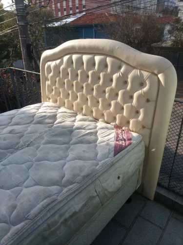 Cama Box Estofada com Colchão e cabeceira. Obs, o colchão tem um rasgo mas foi costurado