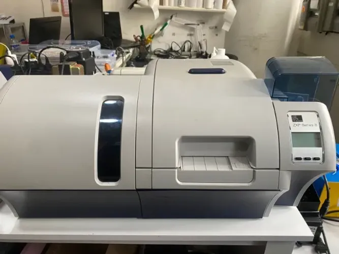 IMPRESSORA DE CARTÕES ZEBRA ZXP SERIE 8 COM LAMINADOR