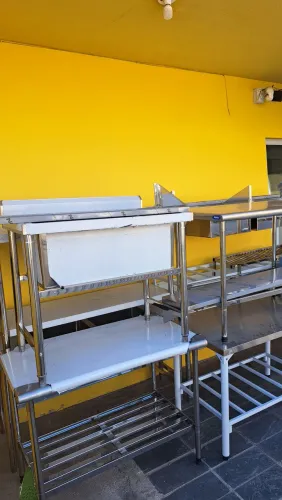 A. Mesas e pias de inox diversos modelos e tamanhos 