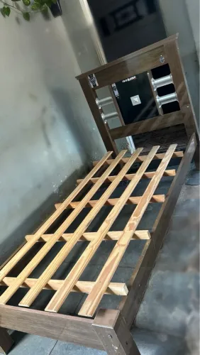 Cama de solteiro com cabeceira e ripas