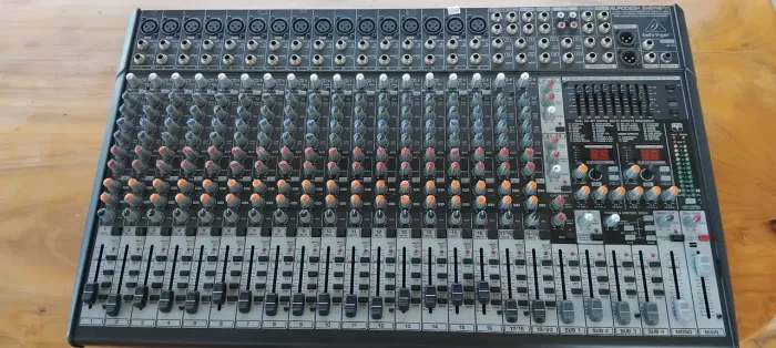 Mesa Behringer profissional SX2442