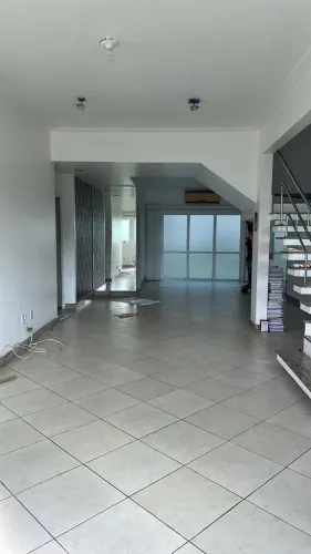 Casa Duplex c/ 4 Quartos sendo 3 Suítes no Condomínio Residencial Portugal