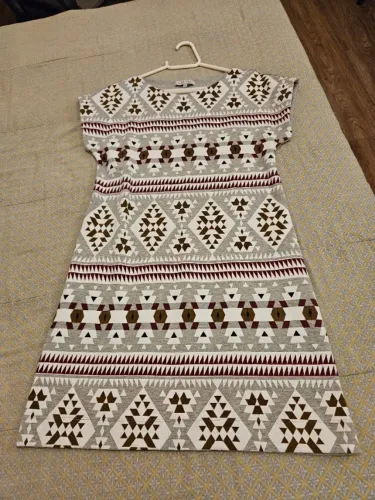 Vestido em moleton estilo indiano, de manga curta, estampa na frente e cinza mescla atrás