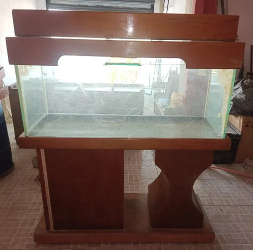 Aquário com móvel de madeira