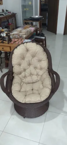 Poltrona Giratória de Fibra Sintética com Almofada Marrom