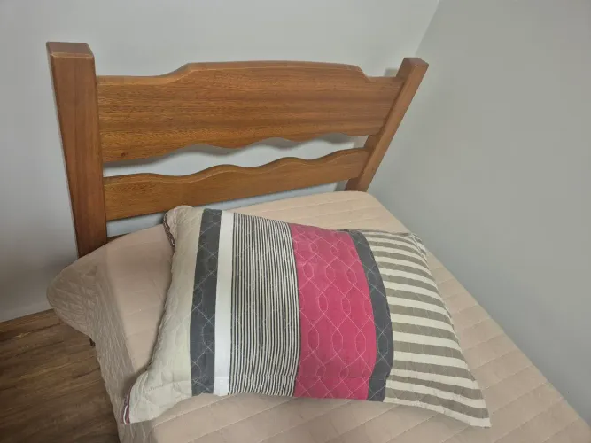 Cama de solteiro de madeira maciça