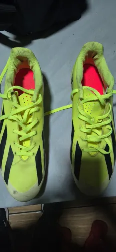 Chuteira adidas de campo