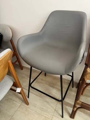 Conjunto com três banquetas com pé de metal e revestimento de 3600,00 por 1200