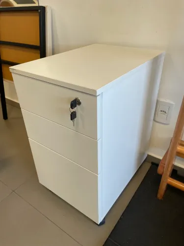 Vendo 2 gaveteiros de escritório, um branco e um preto.