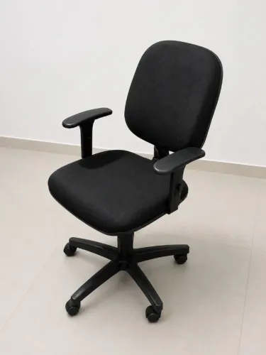 Cadeira de escritório com rodinhas modelo diretor