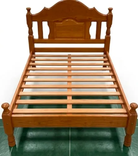 Cama de Casal em Madeira Maciça - Ótimo Estado!