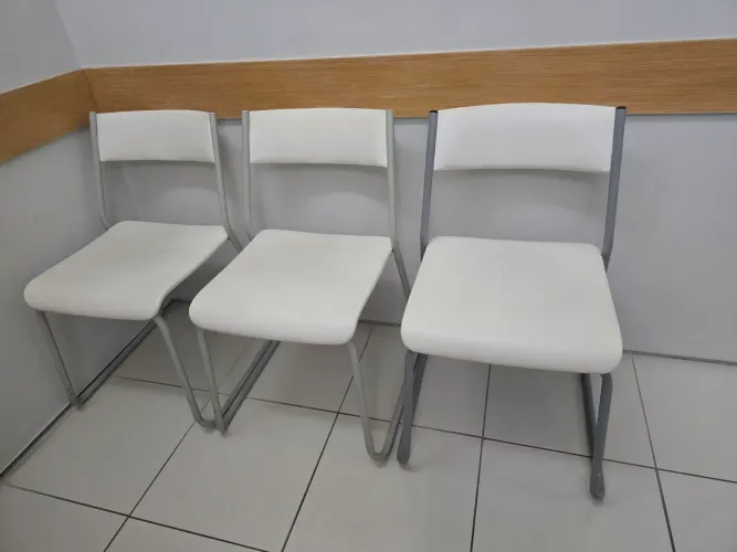 Cadeira em courino branco