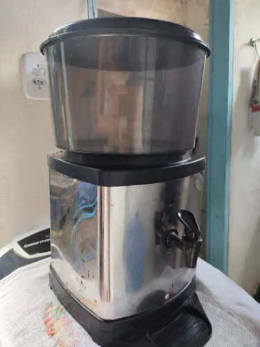 Filtro de água com base de barro 
