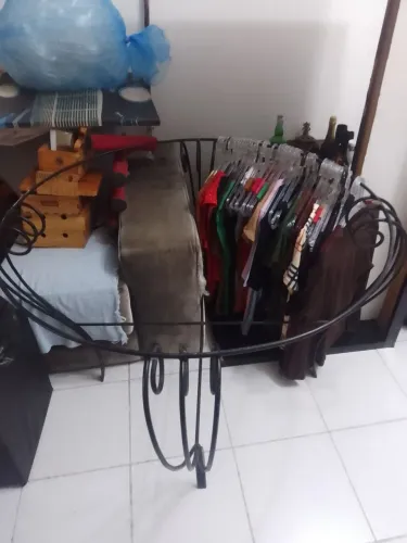 Vendo base de mesa ,de ferro ,no estilo vintage . Feito artesanalmente