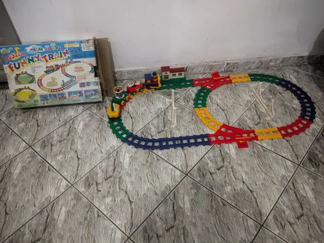 Trenzinho musical antigo 
