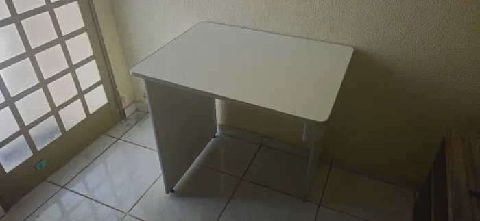 Escrivaninha Branca Compacta para Home Office