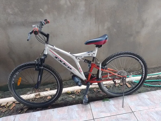 Vende _se uma bicicleta da marca Txed
