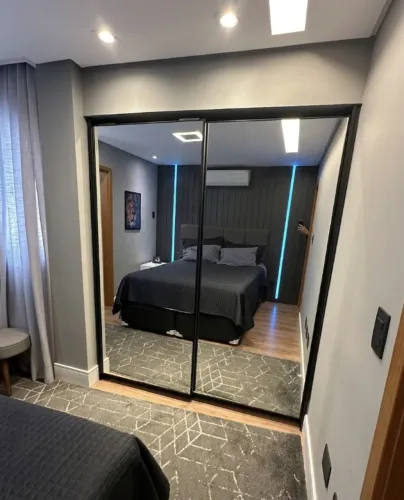 Guarda-Roupa com Portas de Espelhos, Cabideiros, Gavetas e Sapateiro em Excelente Estado