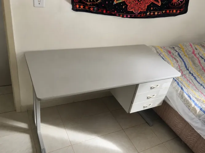 Escrivaninha cinza com gavetas
