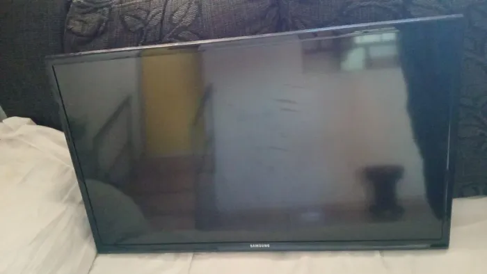 Tv SANSUNG 32 . NAO É SMART. AS VEZES DESLIGA SOZINHA