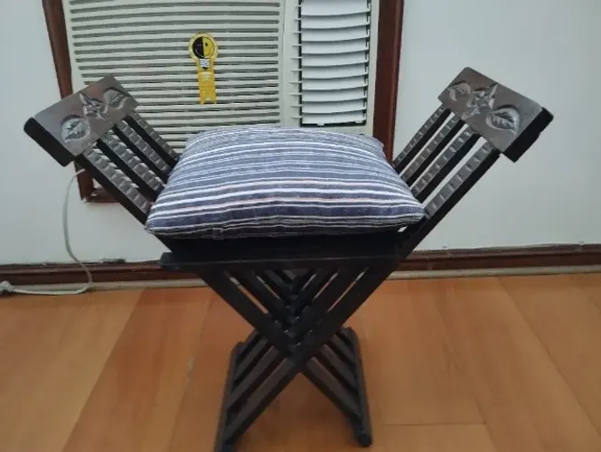 Banco/banqueta dobrável de madeira entalhada com almofada ? peça decorativa ? Tijuca RJ