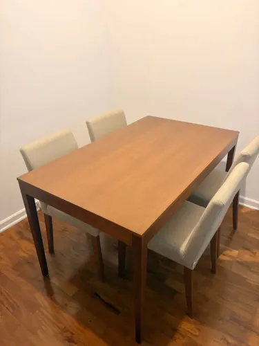 Mesa de jantar Tok&Stok com 4 cadeiras - madeira + estofado, ótimo estado