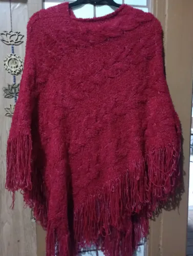 Poncho vermelho com franja