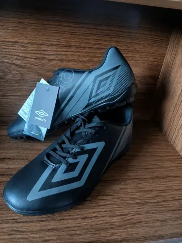 Socyete Umbro, tamanho 42, NOVA, nunca foi usada!!