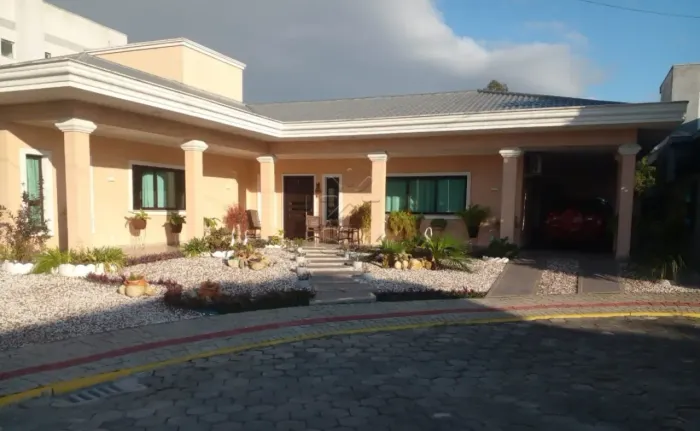 Casa Nova e Mobiliada à Venda no Condomínio Costa Esmeralda - Balneário Piçarras/SC