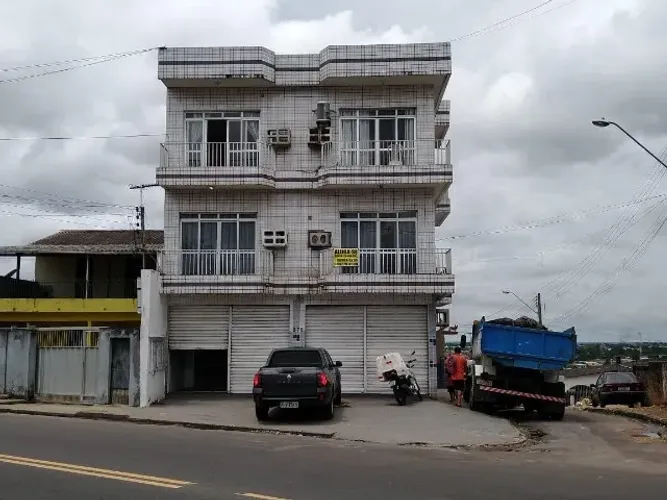 Prédio Comercial e Residencial c/ Ponto Comercial e 4 Apartamentos no Planalto