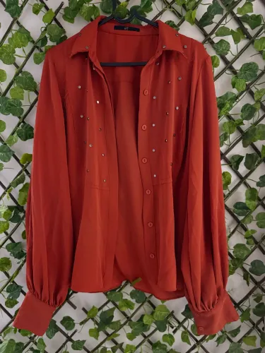 Camisa HIT em tom terracota