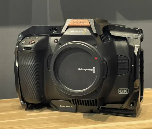 Blackmagic Camera 6K G2  Seminova - CAGE + BATERIAS + CARREGADOR