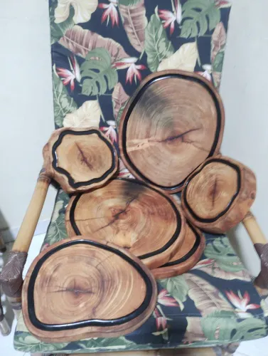 Tábuas de carne rústica resinadas.