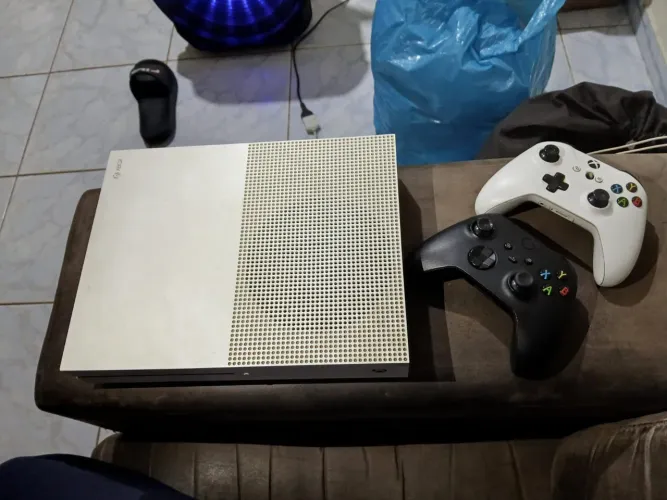 Xbox one s semi-novo 1TB + 2 controles 