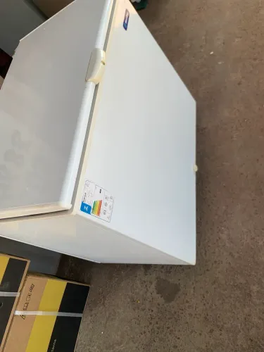 Vendo esse freezer semi novo 310 l metal frio