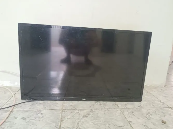 tv AOC com um pequeno defeito