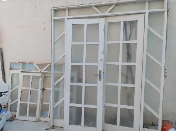 Desapego de porta e janela de madeira