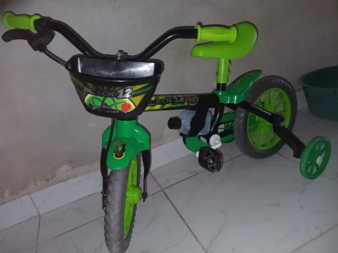 Bicicleta infantil completa aro12,cestinha,garrafa não usada,rodinhas."PAGAMENTO À VISTA."