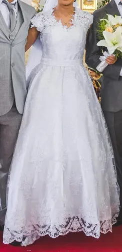 Vestido de Noiva Modelo Princesa (acompanha véu, saiote e capa para guardar o vestido)