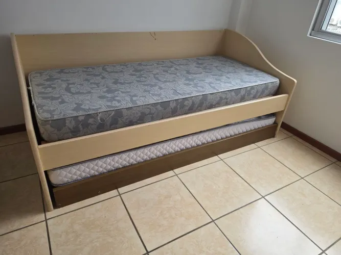 Cama de solteiro com cama auxiliar + 2 colchões