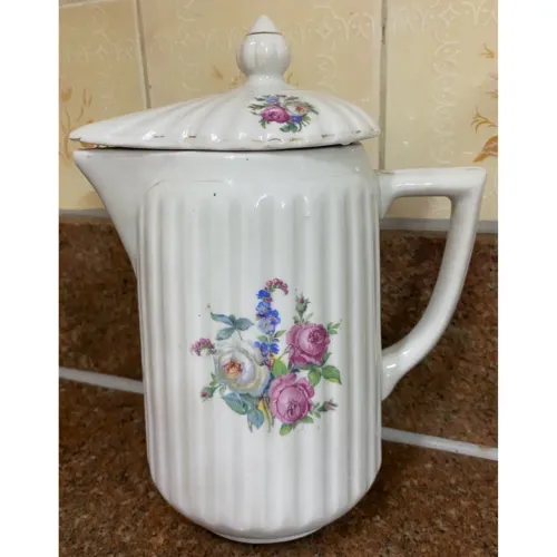 Bule antigo e raro  com cena floral em estilo da decada 50/60.