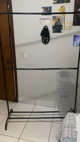 arara de roupa e provador
